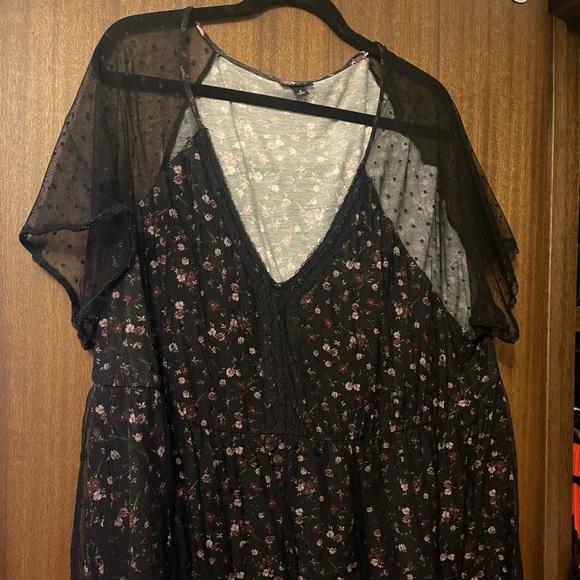 Torrid size 4 floral and mesh top - Picture 1 of 3